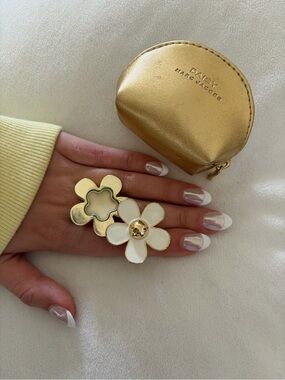 Marc Jacobs Gold Daisy Perfume Ring with Small Pouch